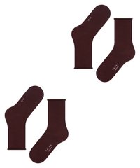 Brązowe bawełniane skarpetki o gładkiej fakturze, z ribbowanym mankietem i nadrukiem logo. Wyeksponowane dwie pary, jedna złożona, a druga rozłożona.