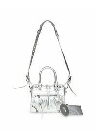 Borsa in metallo silver con doppi manici, cinturino regolabile, chiusura con zip, borchie decorative e un portachiavi coordinato con logo.