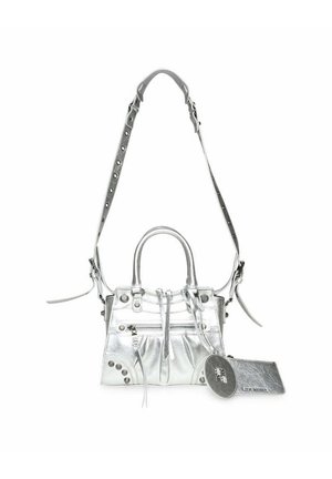 Borsa in metallo silver con doppi manici, cinturino regolabile, chiusura con zip, borchie decorative e un portachiavi coordinato con logo.