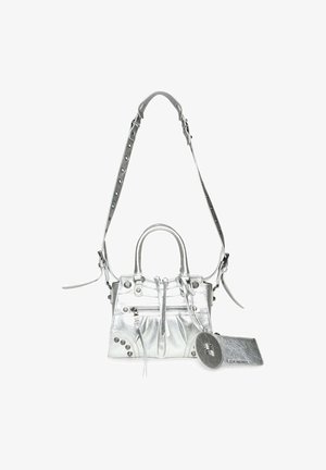 Metalen zilveren handtas met dubbele handvaten, verstelbare schouderriem, ritsafsluiting, decoratieve studs en een bijpassende sleutelhanger met een logo.