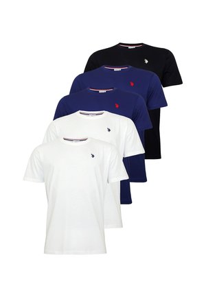 Vijf gevouwen T-shirts met korte mouwen en een ronde hals in zwart, marineblauw en wit, elk met een klein geborduurd paardenlogo op de linkerborst.