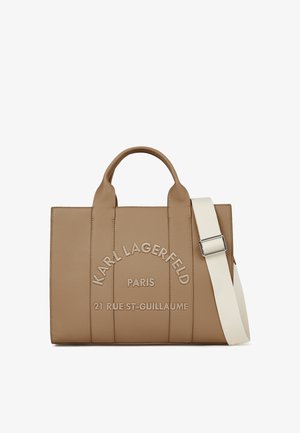 Bež torba od kože s utisnutim logotipom, dvostrukim gornjim ručkama i odvojivim krem remenom. Ima čvrst pravokutni oblik.