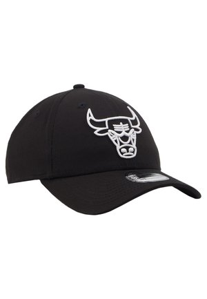 Schwarze Baseballmütze mit weißem gesticktem Stierlogo. Verfügt über einen gebogenen Schirm, einen verstellbaren Riemen und atmungsaktives Material.