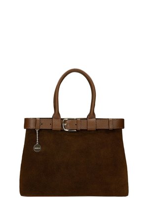 Bruine suède handtas met een gestructureerd bruin leren riemdetail en een zilveren gesp. Heeft dubbele handvaten en een klein merklabel.