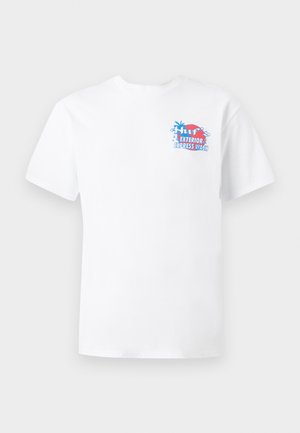 T-shirt en coton blanc à manches courtes, avec un texte graphique bleu et rouge "THIP'S EXTERIOR EXPRESS WASH" sur la partie gauche de la poitrine.