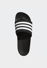 Infradito neri con tre strisce bianche sulla fascia, soletta testurizzata e logo adidas impresso sulla suola. Design semplice e casual.