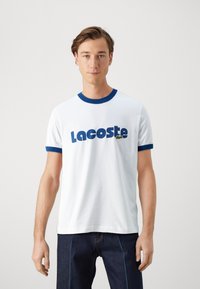 Lacoste - SUMMER LOGO - Nyomott mintás póló - white/globe Miniatűr kép 1