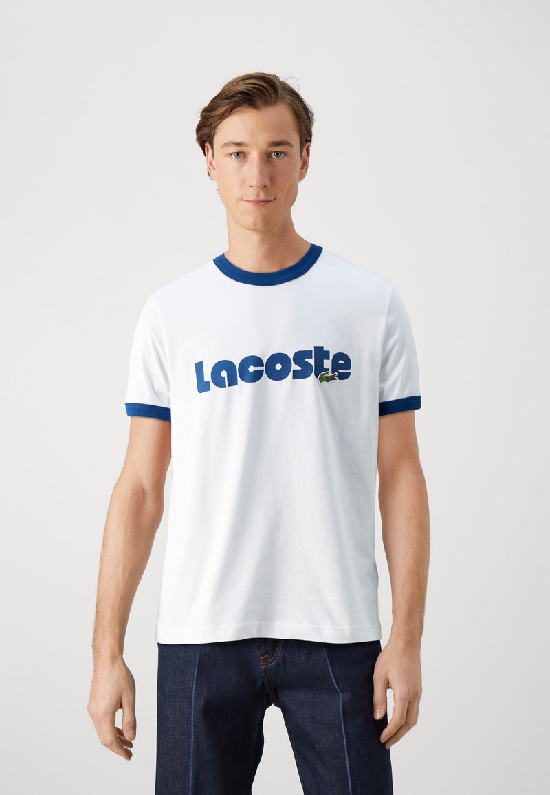 Lacoste - SUMMER LOGO - Nyomott mintás póló - white/globe, Nagyítás