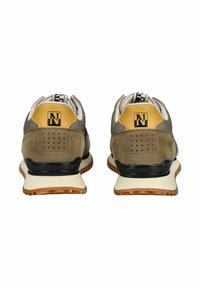 Zapatillas de ante marrón y tela gris con acentos negros, que cuentan con un talón amarillo, detalles perforados y una entresuela blanca.