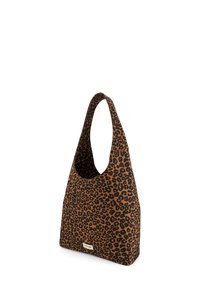 Schultertasche mit Leopardenmuster aus Stoff, ausgestattet mit einem gerundeten Tragegriff oben und einem geräumigen, ungeformten Körper in Braun- und Schwarztönen.