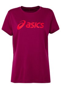 Camiseta deportiva fucsia de manga corta y cuello redondo que presenta un gran logo de ASICS en rojo contrastante en la parte delantera.