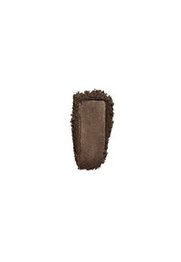 Bruine cosmetische poeder in een rechthoekige vorm, omringd door losse, gestructureerde poeder. Glad oppervlak met een matte afwerking.
