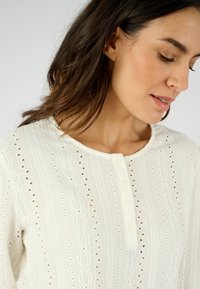 Damart AJOURÉE ET BRODÉE - Jersey de punto - blanc cassé