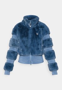 Casaco de pelúcia azul com gola alta, punhos canelados e fecho de zíper. Apresenta uma textura de malha padrão e detalhes em pelúcia nas mangas.