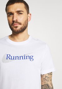 Nike Performance Camiseta estampada - white