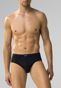 Czarne majtki typu slip wykonane z miękkiego materiału, z subtelnym wzorem geometrycznym, z elastycznym paskiem w talii z nazwą marki "ATLANTIC."
