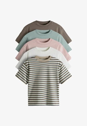 Pet majica kratkih rukava s okruglim izrezom složenih u hrpu, boje od prednjeg do stražnjeg reda: prugasta bež/bijela/smeđa, bijela, svijetlo ružičasta, svijetlo zelena i smeđa.