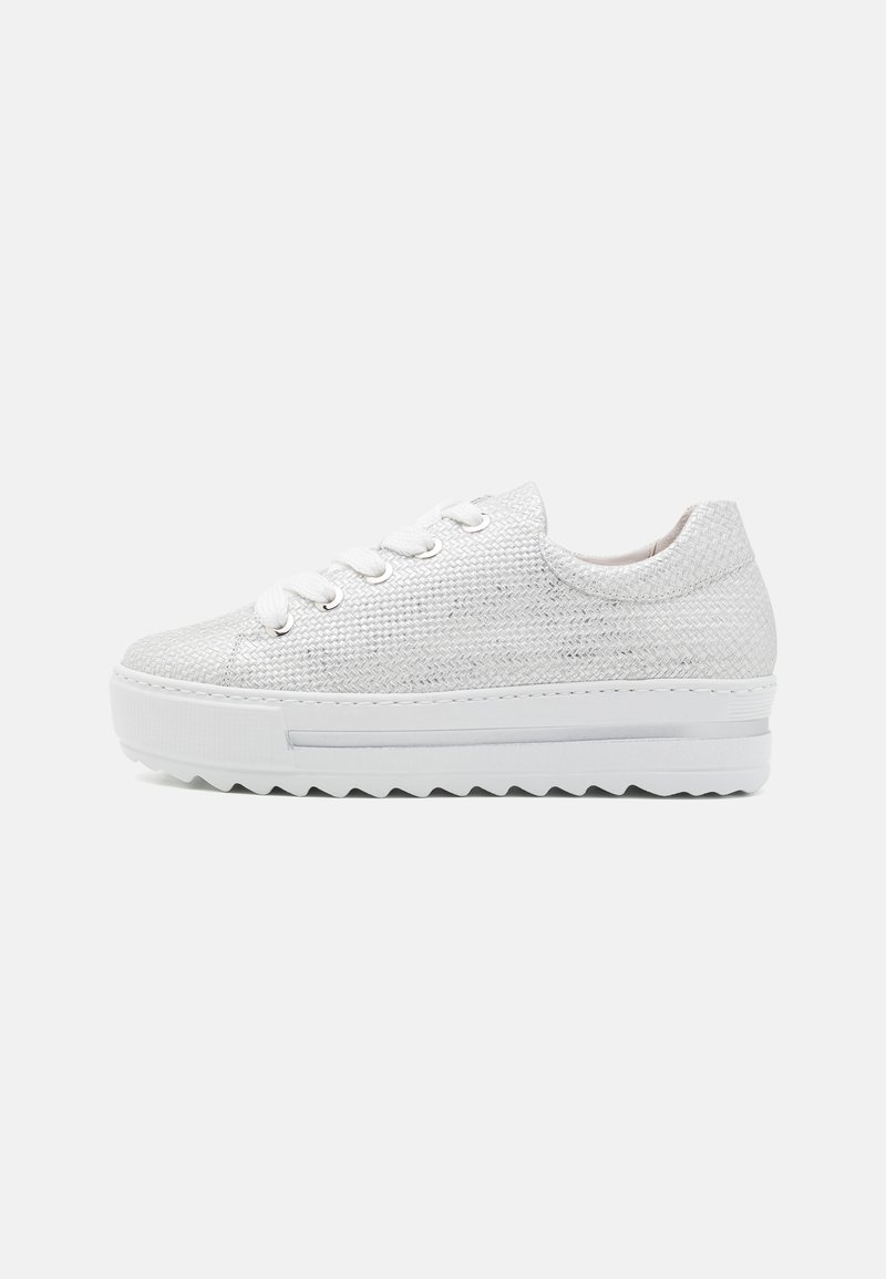 Baskets blanches avec un dessus en maille texturée, six œillets pour les lacets, épaisse semelle de plateforme blanche avec un motif de zigzag, design minimaliste.