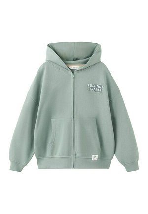 Hanorac verde deschis cu fermoar, buzunare frontale și textul „Coconut Traks” pe pieptul stâng, cu o etichetă mică în formă de palmier lângă tiv.