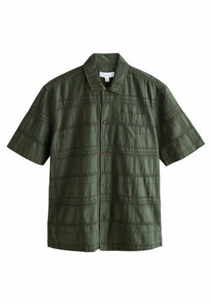 Kortærmet skjorte med knapper i mørkegrøn, der har et struktureret ternet mønster, spids krave og en brystlomme med brune knapper.
