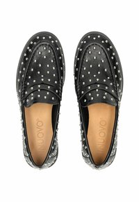 Černé kožené mokasíny s detailním stříbrným hřebíkem, hladkým povrchem a klasickým zaobleným špičatým designem. Logo značky je viditelné uvnitř.