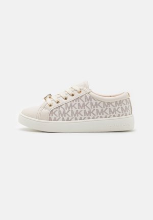 Baskets basses blanches avec un motif logo en beige clair, dotées d'accents dorés, d'une pointe ronde et d'une semelle en tissu texturé et en caoutchouc.