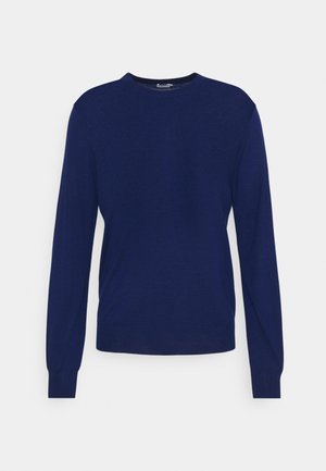 Marineblauer Pullover mit Rundhalsausschnitt und langen Ärmeln, mit gerippten Bündchen an Ärmeln und Saum, auf hellem einfarbigem Hintergrund.