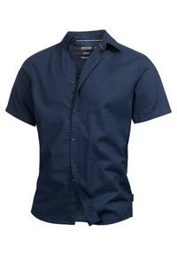Camisa de manga corta de color azul marino hecha de una mezcla de lino, con un cierre de botones en la parte delantera y un cuello estándar. Textura suave con un brillo sutil.