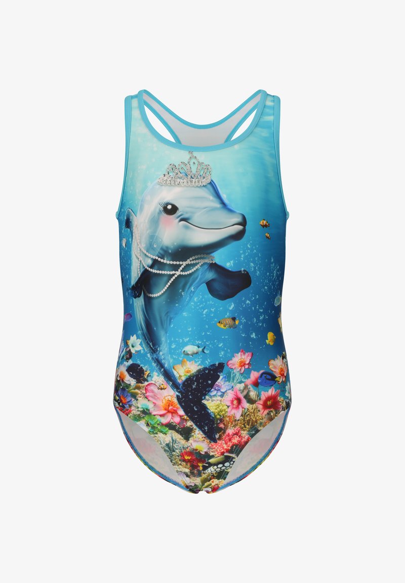 Maillot de bain bleu pour enfant avec un dauphin souriant portant une tiare et un collier de perles, entouré de coraux colorés et de poissons tropicaux.