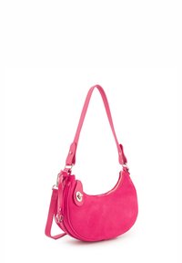 Roze suède handtas met een gebogen vorm, afneembare schouderriem en een ritssluiting met een zilverkleurig hardwaredetail.