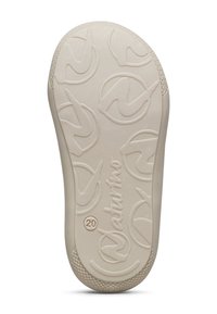 Sole di una scarpa per bambini di un beige chiaro con motivi testurizzati, il numero 20 e la parola "Naturino" in rilievo.