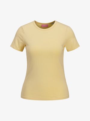 T-shirt amarelo de mangas curtas, feito de algodão suave, com um decote redondo e um corte slim fit. Etiqueta visível dentro do colarinho.