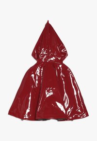 Czerwony błyszczący płaszcz przeciwdeszczowy z wygiętym kapturem, rozszerzanym krojem i kontrastową podszewką w paski. Wykonany z lśniącego wodoodpornego materiału.