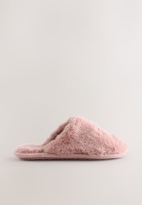 Chaussons roses duveteux à bout ouvert, avec une matière douce en fausse fourrure et une semelle plate. Forme arrondie avec une surface texturée.
