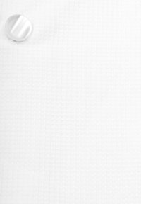 Weißer Stoff mit einem strukturierten Muster aus kleinen Quadraten; enthält einen einzigen glatten, runden Knopf mit vertikalen Rillen.