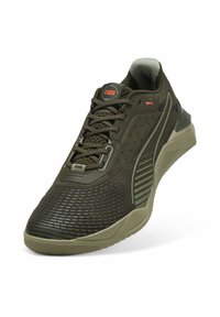 Pantofii sport verzi au un superior din plasă texturată, talpă din cauciuc, guler căptușit și detaliu cu logo în contrast de culoare roșie. Prezintă un design aerodinamic.
