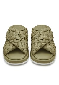 Olijfgroene gevlochten slide sandalen met een kruisontwerp, gemaakt van zacht leer, met een ronde neus en een witte rubberen zool.