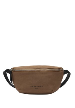 Brun stof talje taske med sorte justerbare stropper og sølv lynlås, med subtilt sort brandlogo centreret foran.