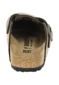 Brun, åben sandal med korksål og tekstureret fodseng. Har to justerbare stropper og et glat overmateriale. Størrelse 38.