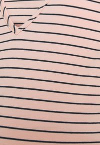 Růžová pruhovaná látka s úzkými tmavě modrými horizontálními pruhy, s designem do V a měkkou texturou.