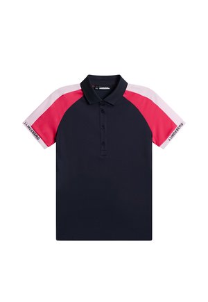 Pikétröja med marinblå kropp och korta ärmar i rosa och ljusrosa. Har en krage och treknappars knäppning. Varumärket är skrivet på ärmen.