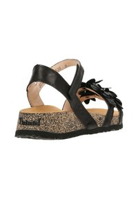 Černé kožené sandály s květinovými akcenty, korkem potažená wedge podrážka, nastavitelné popruhy a texturovaná gumová podrážka pro lepší grip.