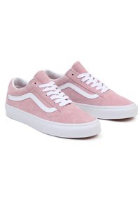 Zapatillas de ante rosa con acentos blancos, que presentan un diseño simplista, cordones planos y una suela de goma texturizada para mayor agarre.