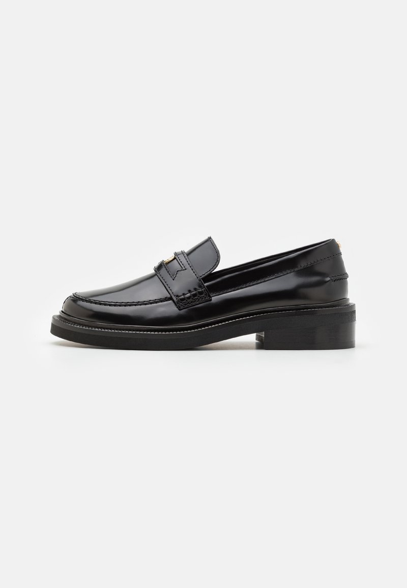 Μαύρος λουστρίνι loafers με λείο φινίρισμα, ραφή στο μπροστινό μέρος και χαμηλό τετράγωνο τακούνι για στήριξη. Χρυσή λεπτομέρεια στη ζώνη.