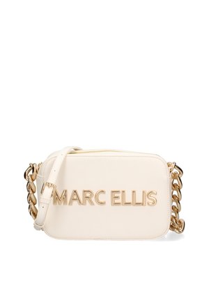 Borsa a tracolla in pelle bianca con catena dorata. Presenta il logo "MARC ELLIS" in lettere dorate lucide sul davanti. Forma rettangolare.