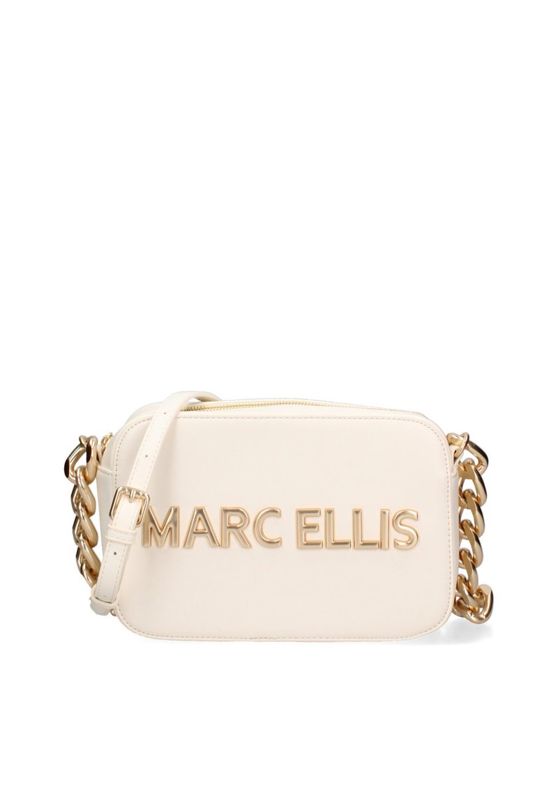Borsa a tracolla in pelle bianca con catena dorata. Presenta il logo "MARC ELLIS" in lettere dorate lucide sul davanti. Forma rettangolare.