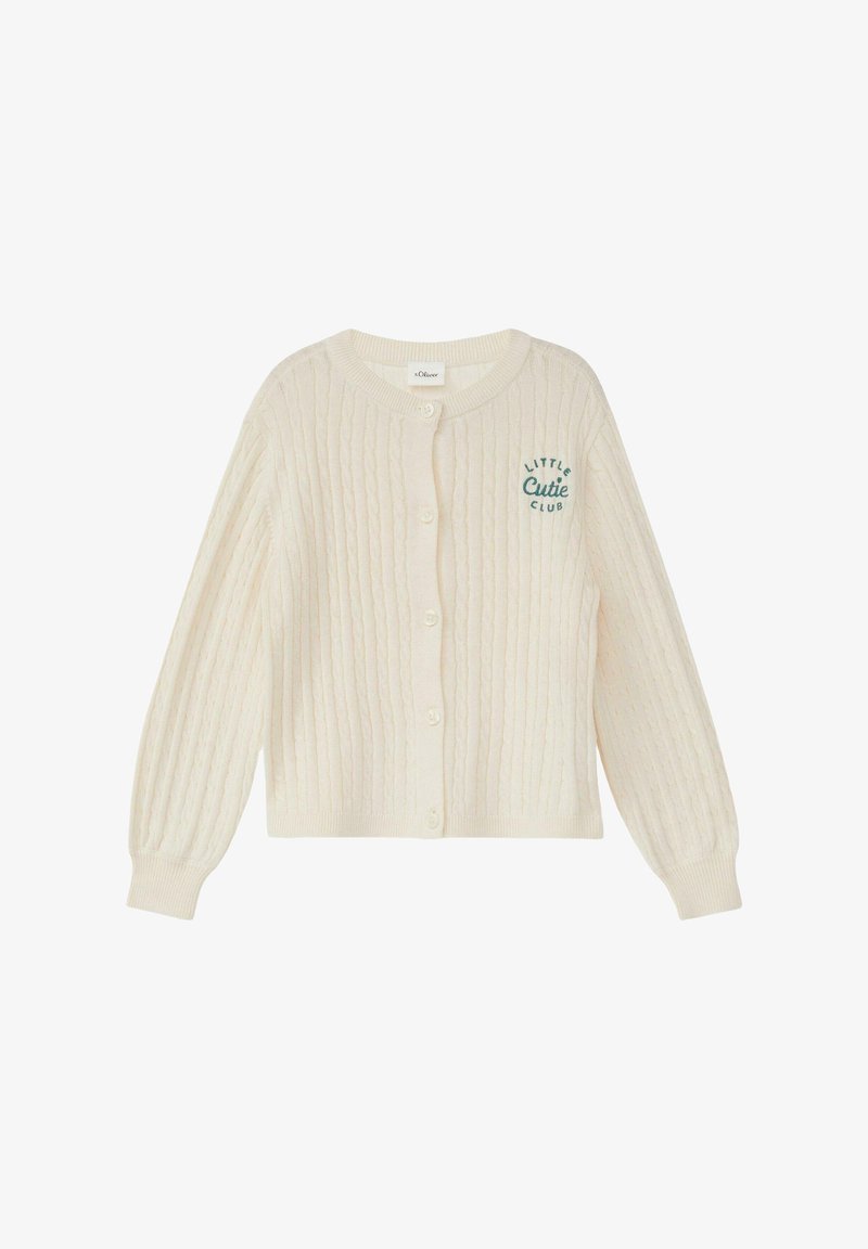 Cardigan enfant en tricot câblé couleur crème, boutonné, avec "Little Cutie Club" brodé en vert sur la poitrine.