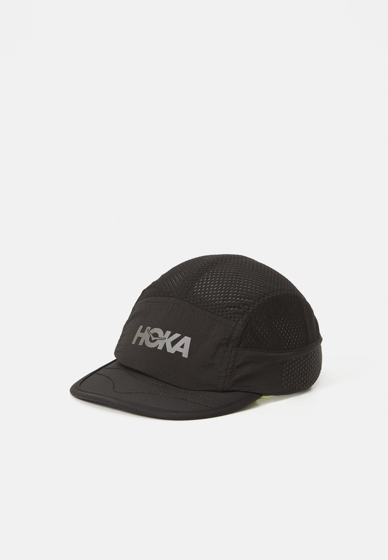 Casquette de course noire légère avec panneaux en mesh et visière renforcée. Dotée d'un logo réfléchissant et de détails de couture pour une durabilité accrue.