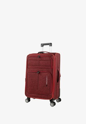 Maleta de tela roja vertical con asa telescópica, bolsillos frontales y laterales, y cuatro ruedas giratorias para un fácil manejo.