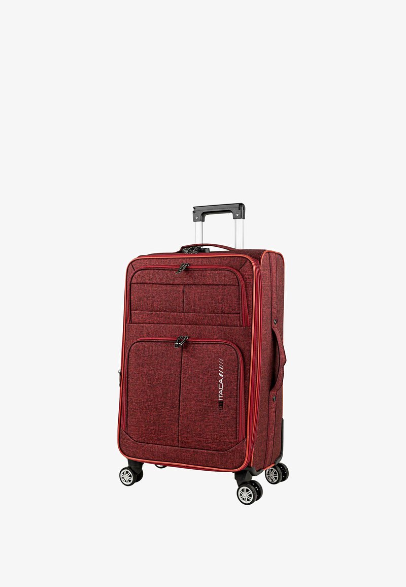 Maleta de tela roja vertical con asa telescópica, bolsillos frontales y laterales, y cuatro ruedas giratorias para un fácil manejo.